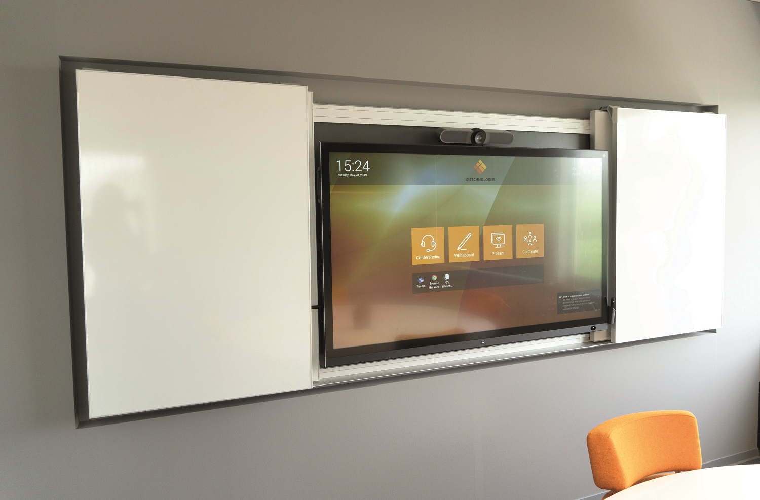 MOMENTUM combined with an i3TOUCH screen: the boards slide and reveal the screen only when necessary.